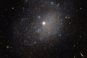 Hubble obserwuje niewielką galaktykę w Gwiazdozbiorze Psów Gończych.jpg