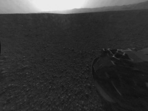Krawędź krateru Gale i jedno z przednich kół łazika Curiosity.jpg