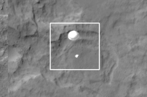 Spadochron i łazik Curiosity lądujący na Marsie.png