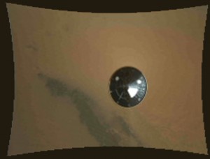 Curiosity opadający na powierzchnię Marsa.jpg