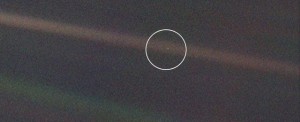 (fot. AP  Zdjęcie wykonane przez Voyager 1, kółkiem zaznaczono Ziemię).jpeg