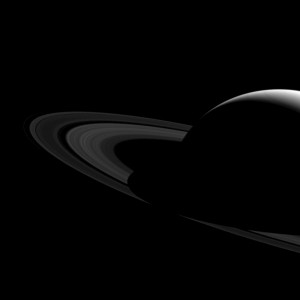 Cień Saturna rzucany na jego pierścienie już nie taki długi.jpg