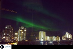 Światła zgasły a stolicę Islandii rozświetliła zorza polarna6.jpg