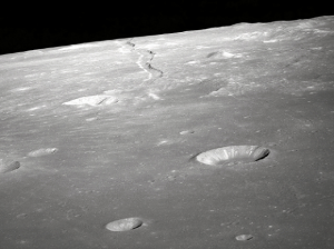 Skraj powierzchni Księżyca (23 maja 1969).png